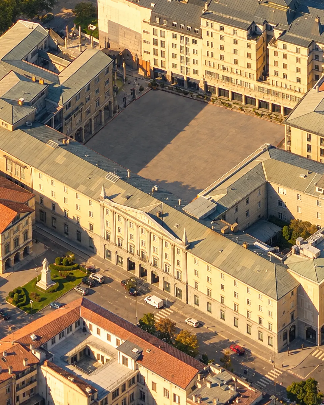Vista aerea dell'ex sede della Banca Popolare di Lecco in Piazza Garibaldi