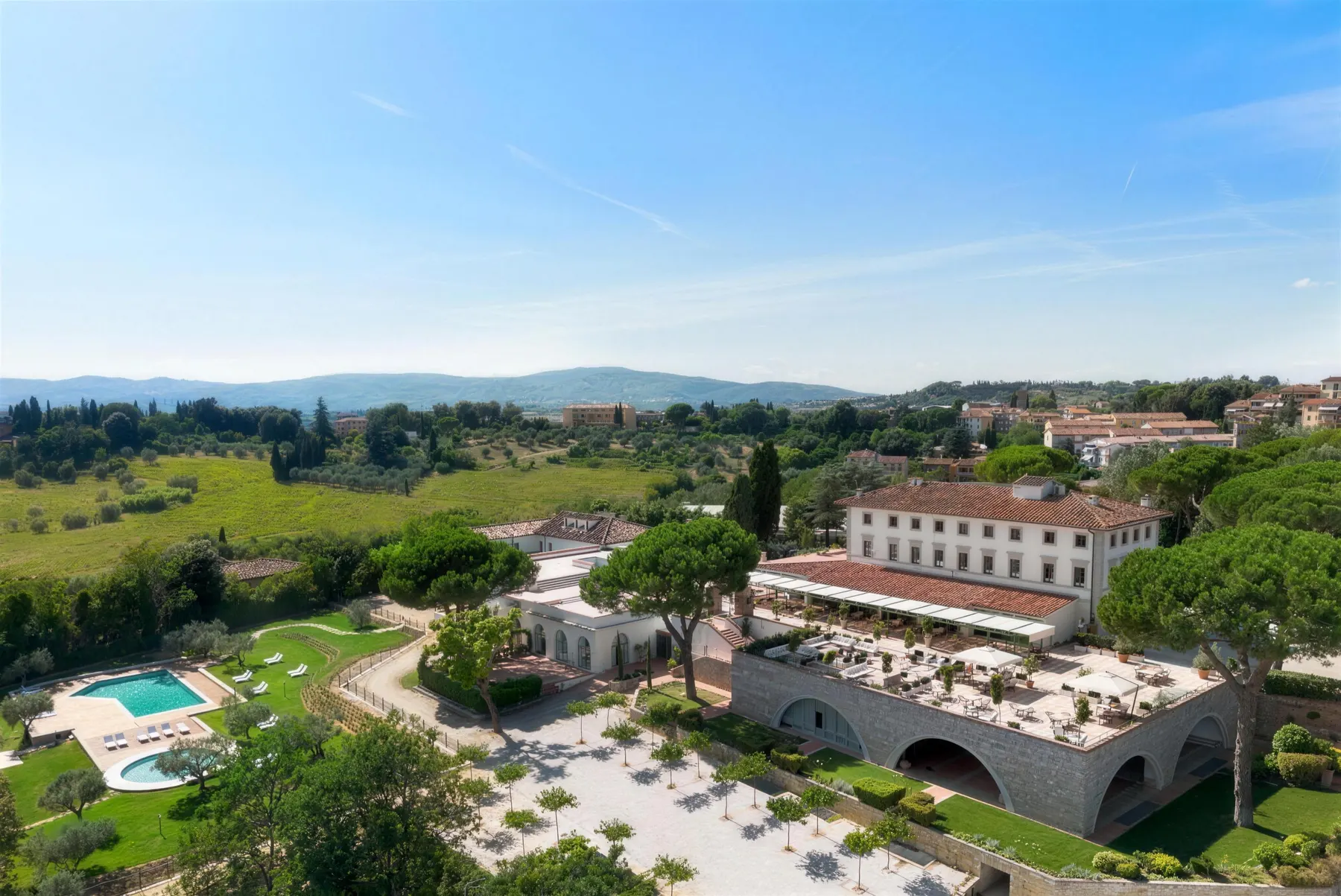Villa Ermellina vista dall'alto, con il parco e la piscina