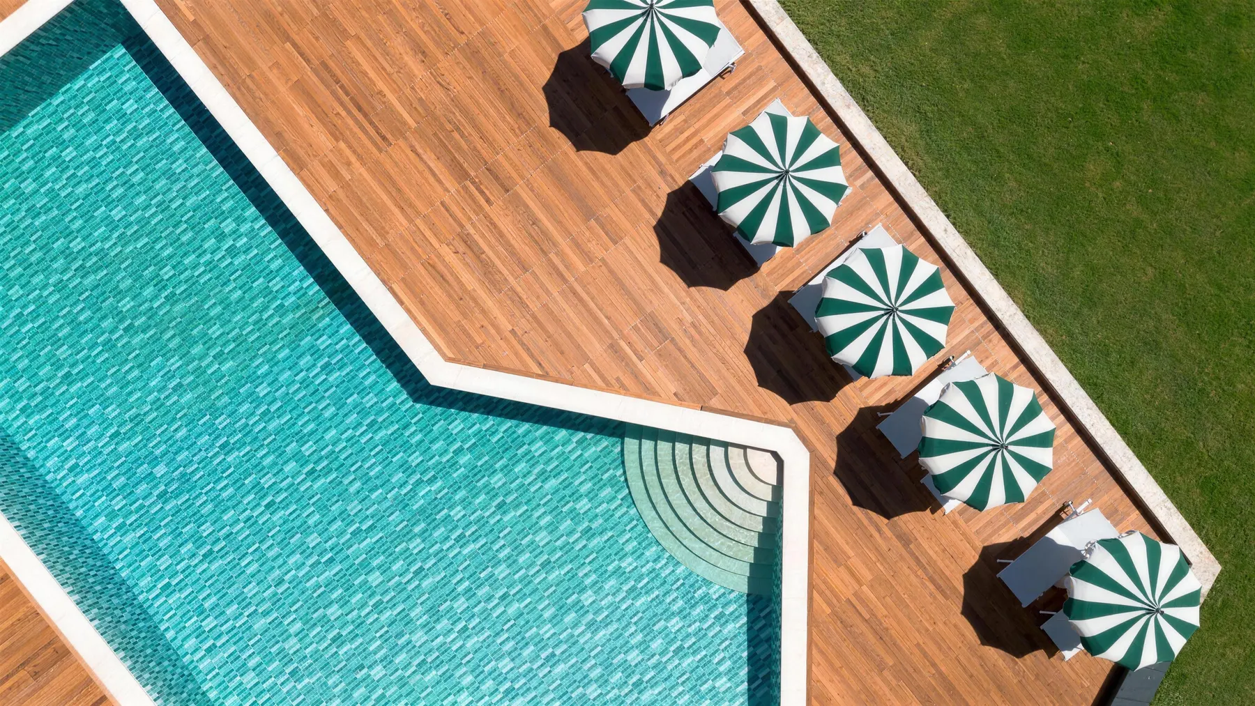 La piscina di Villa Ermellina a Siena vista dall'alto